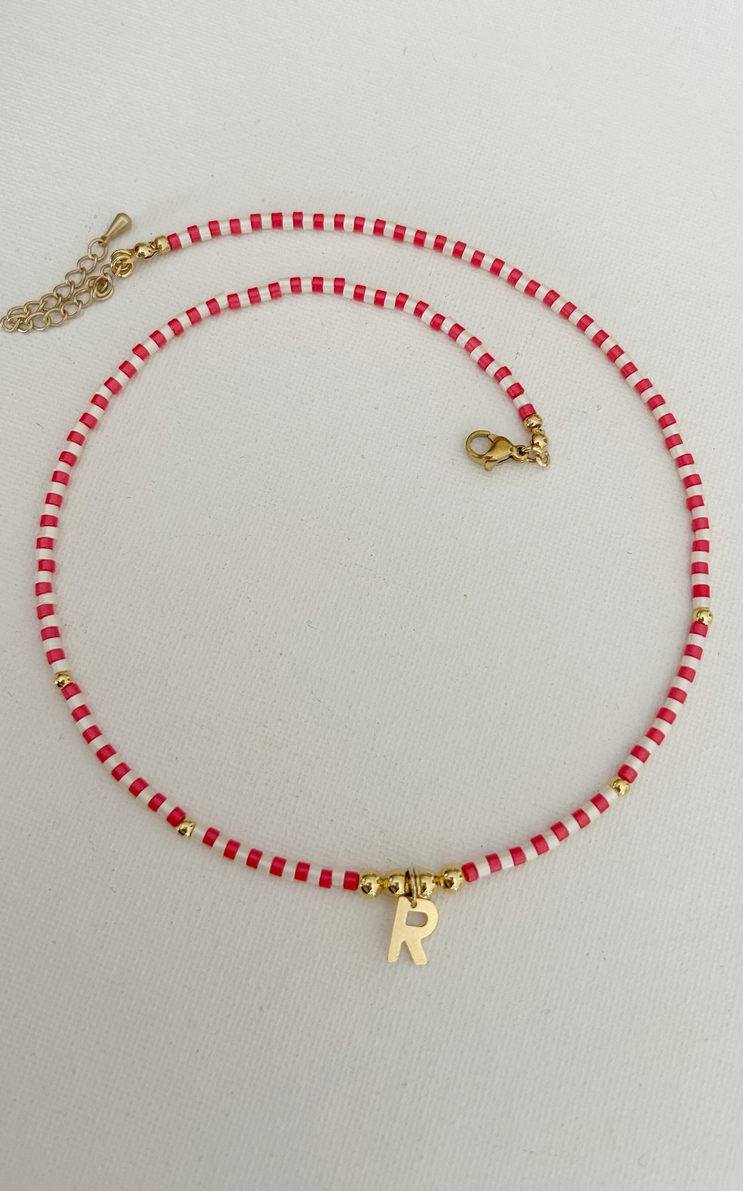 Gargantilla roja y blanca letras