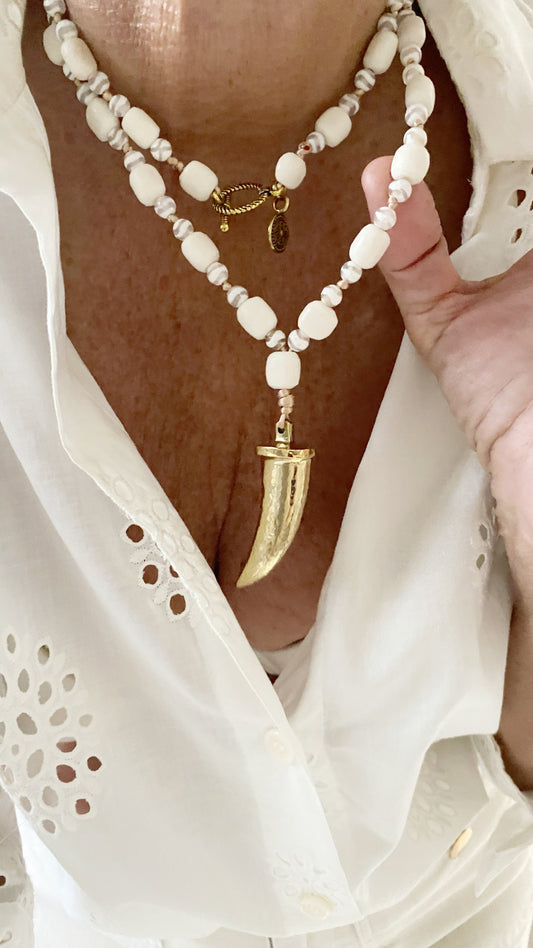 Collar colmillo dorado
