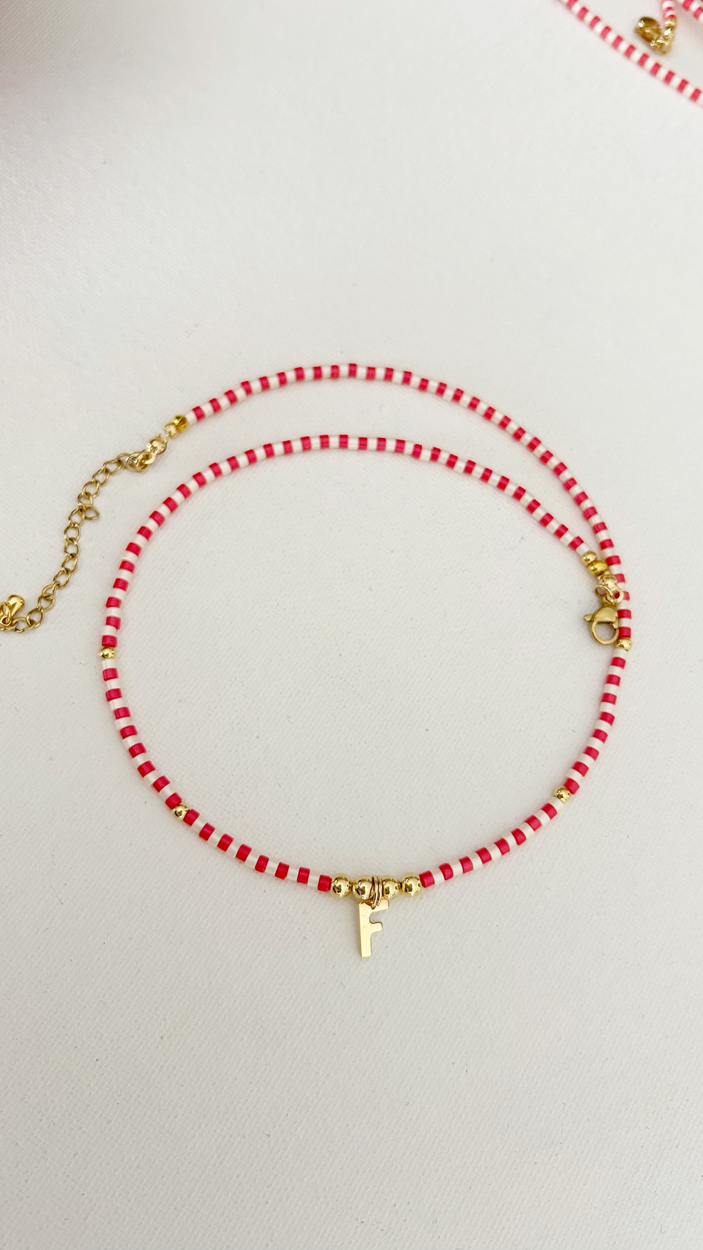 Gargantilla roja y blanca letras
