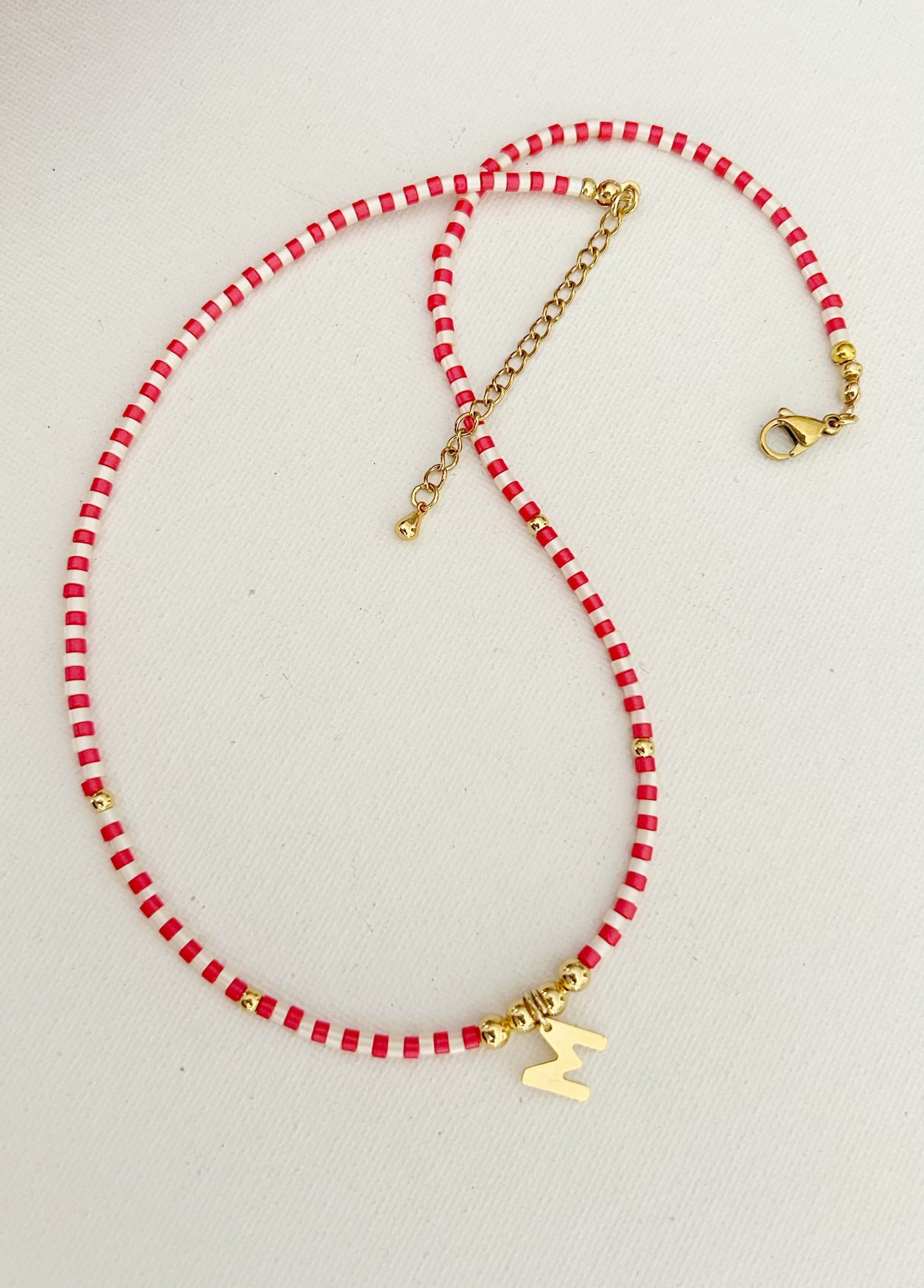 Gargantilla roja y blanca letras