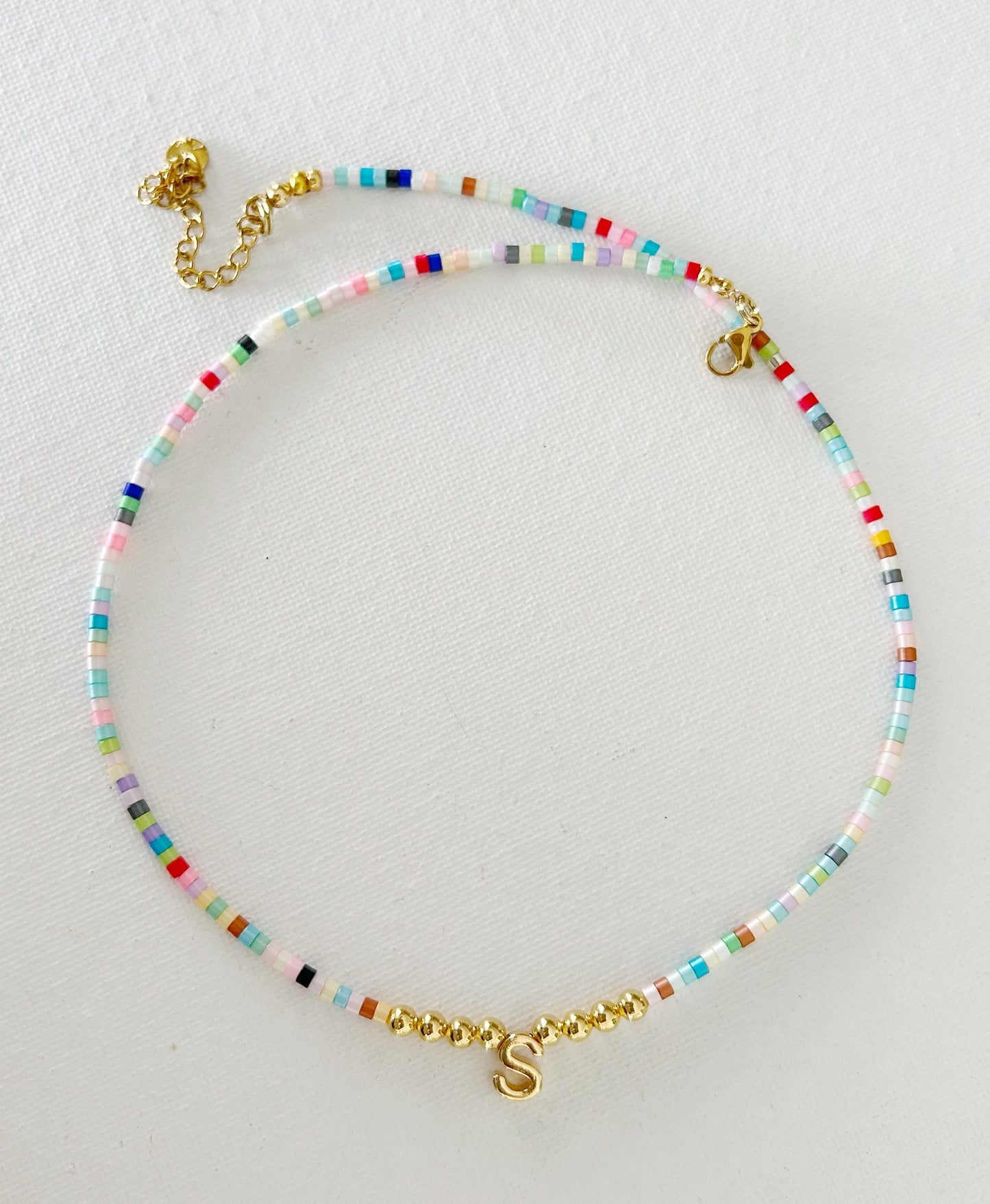 Gargantilla arcoiris letra