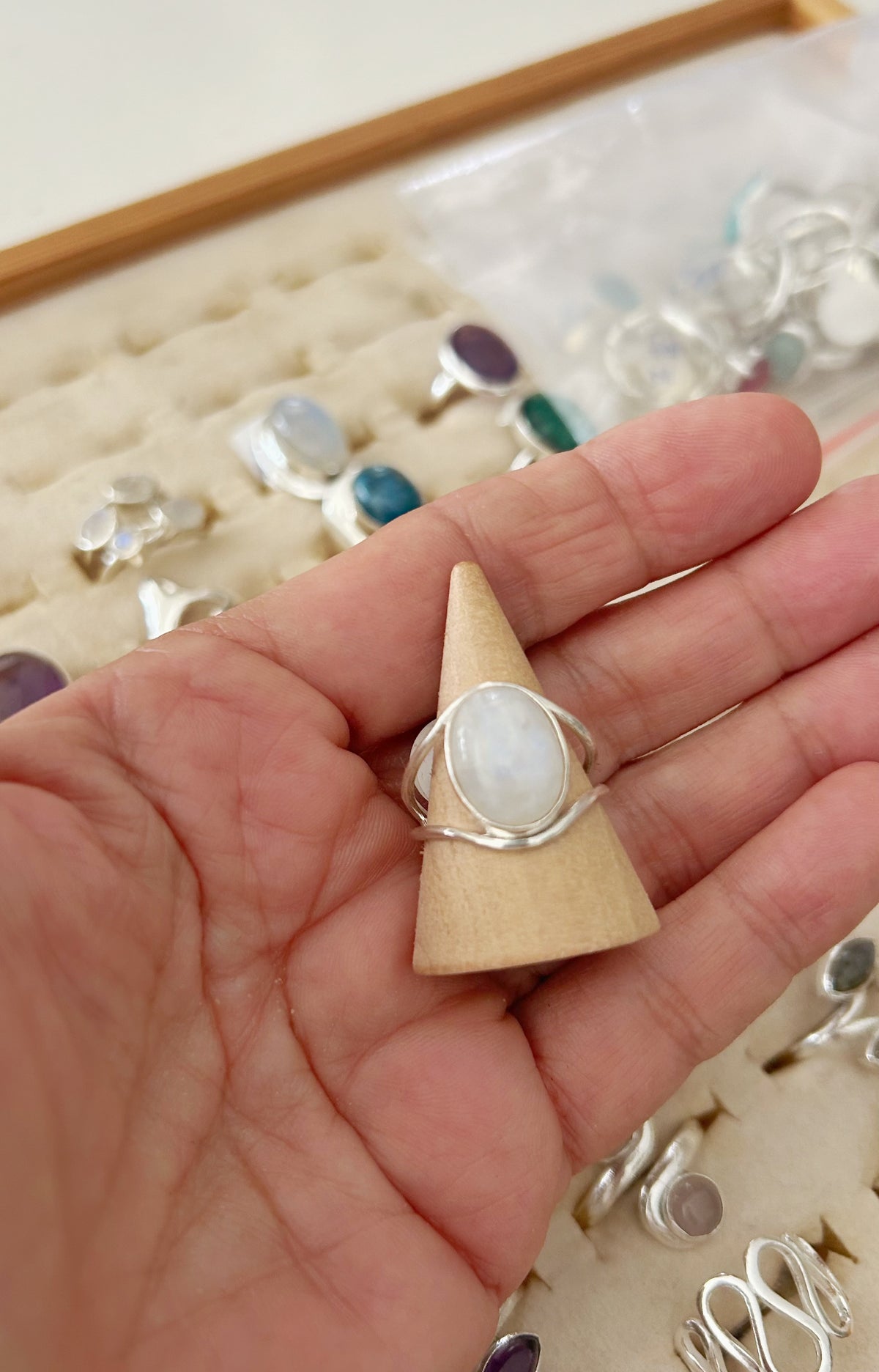 Anillo oval abierto moonstone