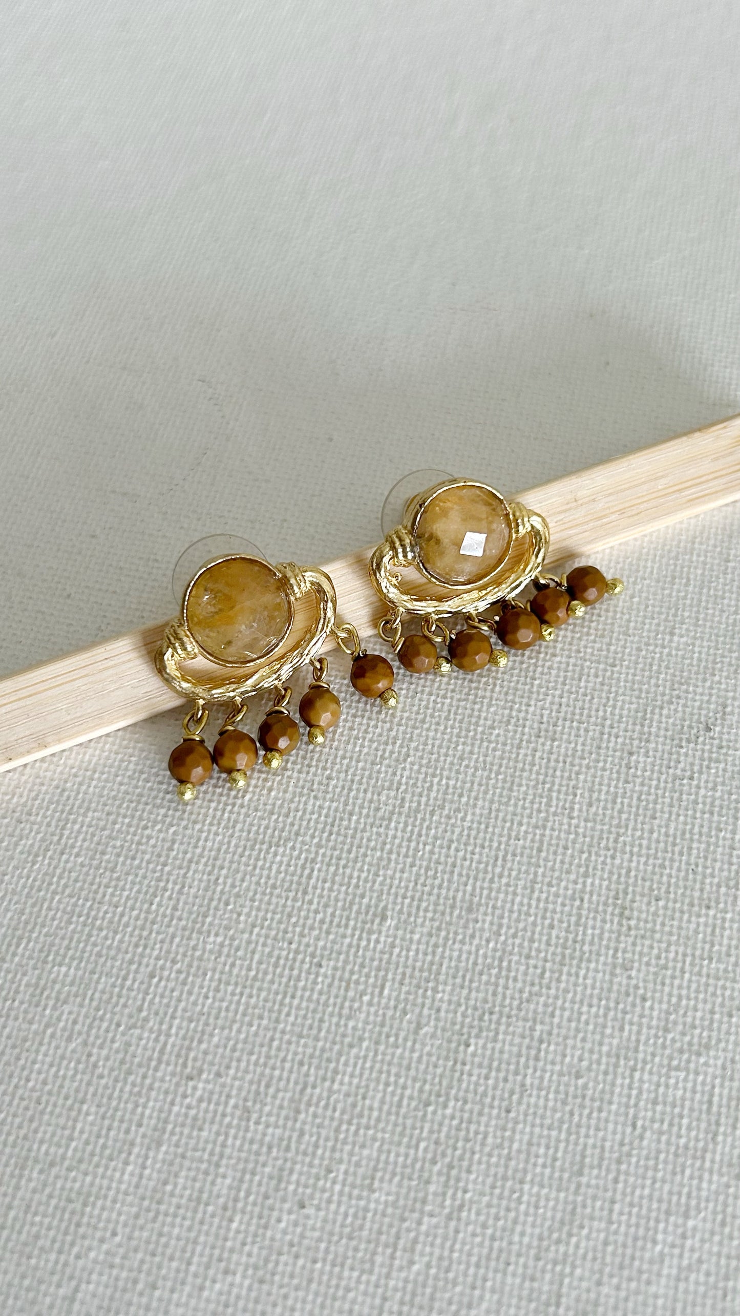 Aretes dorados topos