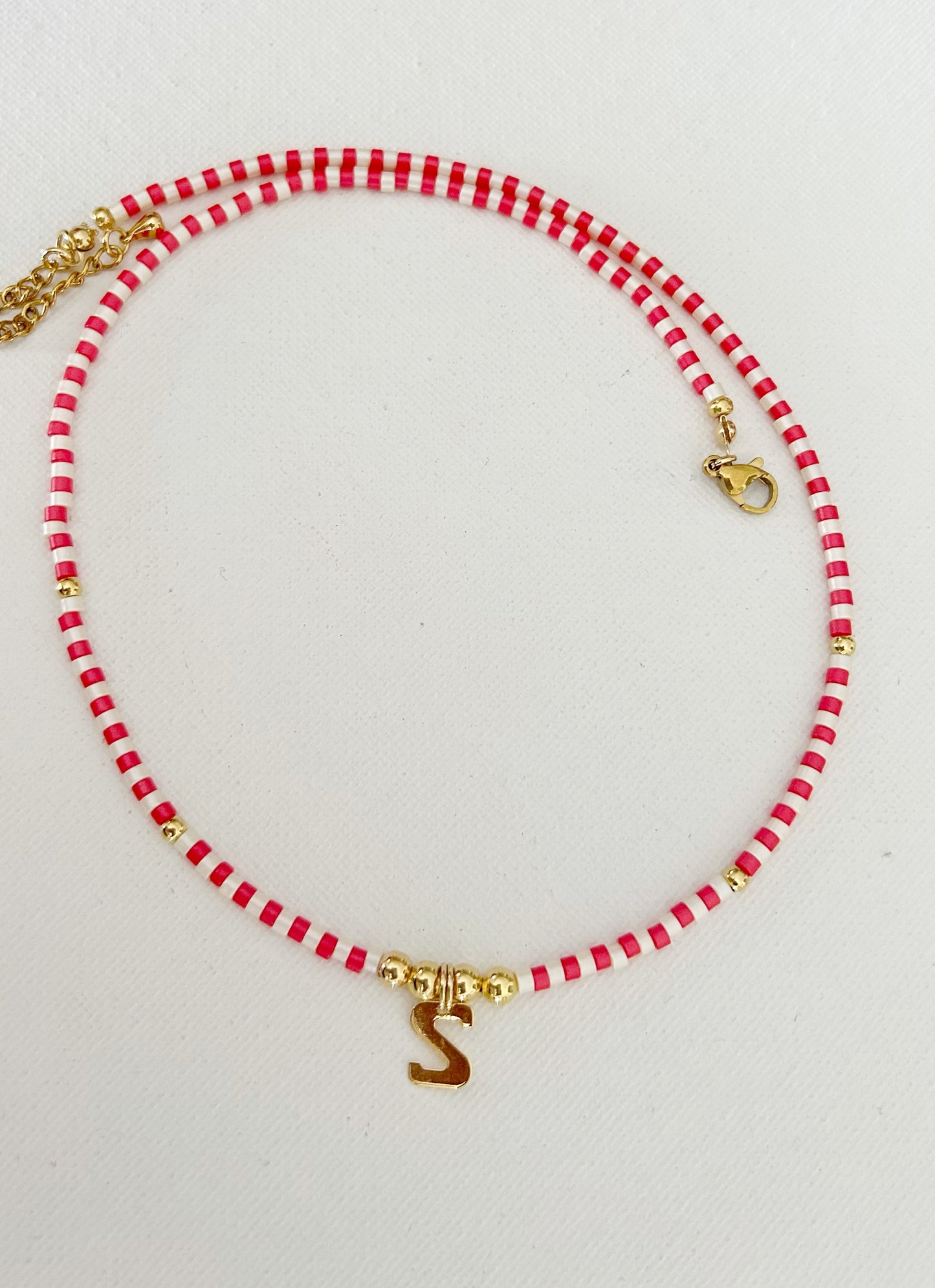 Gargantilla roja y blanca letras